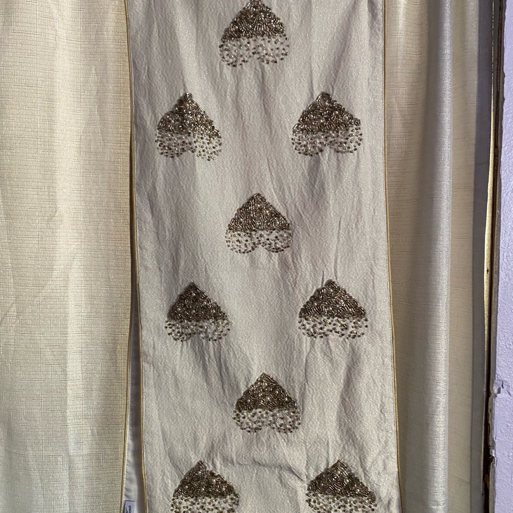 Nicole Miller Elegant Gold Trim table runner with cute hearts - Picture 4 of 5